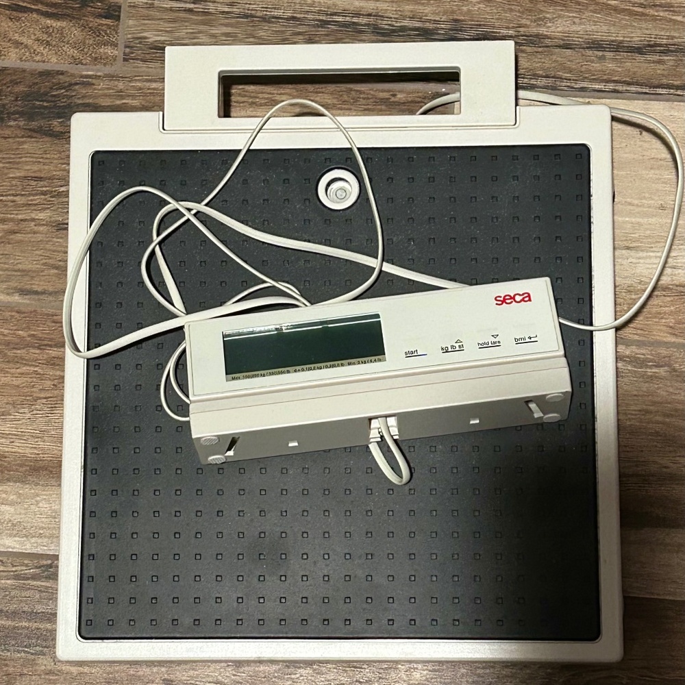 Seca 869 Flat Medical Bathroom Scale w Cable Remote Display 550lbs Capacity Batt